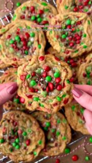 ❤️🍪💚One of the best cookies recipes out there and SO easy to make festive for the holidays! If you love crisp edges and soft buttery centers, this one is for you. 

Recipe is the best M&M cookies by @butternutbakery with a link to it and tips on my blog!🎅🏻

#christmascookie #holidaybaking #christmastreats #cookiesforsanta #cookieexchange