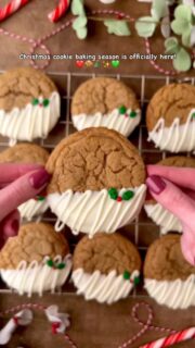 ❤️🍪💚It’s time! To start planning, baking, freezing, and indulging! 

These are chewy maple cinnamon cookies dipped in white chocolate - a holiday cookie that I bake every year and is perfect to add to a cookie gift box🤗

✨Recipe is by @carleecooks with details on my blog at Bakedrizzledust.com ✨

#christmascookies #holidaybaking #holidaycookies #christmastreats #christmasiscoming🎄