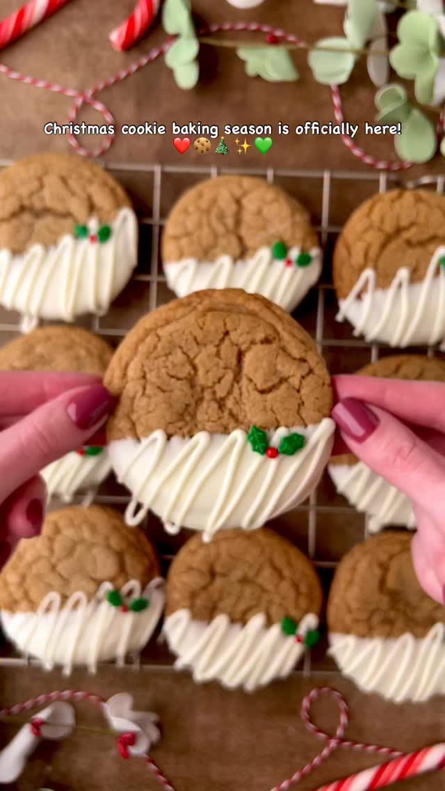 ❤️🍪💚It’s time! To start planning, baking, freezing, and indulging!
These are chewy maple cinnamon cookies dipped in white chocolate - a holiday cookie that I bake every year and is perfect to add to a cookie gift box🤗
✨Recipe is by @carleecooks with details on my blog at Bakedrizzledust.com ✨
#christmascookies #holidaybaking #holidaycookies #christmastreats #christmasiscoming🎄