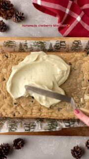 ✨❤️An entire tray of cranberry bliss bars and you don’t even have to leave your house to get them✨❤️

I’ve made this recipe by Taste of Home countless times and every single time I’m impressed. These are hands down my favorite option if I were to pick between these or a bar from Starbucks. Don’t forget to add the orange zest - one of my favorite parts of making these is adding a little extra🤭🧡🍊

A direct link to the recipe is on my blog! 

#holidaybaking #cranberryblissbar #starbucksholiday #christmasbaking #winterbaking